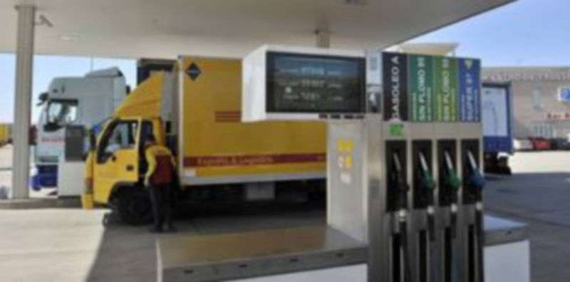 Imagen de archivo de vehículos de transporte repostando en la estación de servicio del Centro de Transportes de Segovia (CTS). / Kamarero.