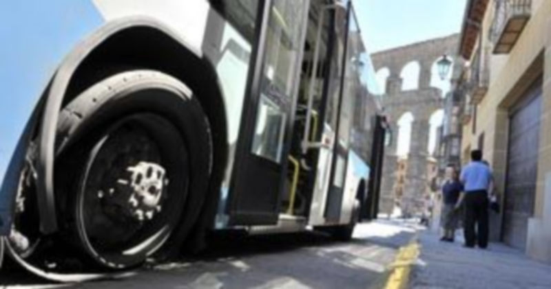 Un autobús urbano sufrió el reventón de uno de sus neumáticos en la calle de San Juan hace algunas semanas. / Kamarero