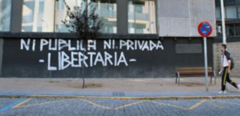 Mensaje que ha aparecido pintado en una pared exterior del Campus María Zambrano de la Universidad de Valladolid. / M.G.