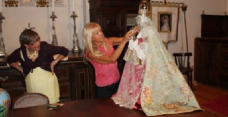 La Fuencisla llega hoy a la Catedral escoltada por la Guardia Real 1 Dos de las camareras dan los últimos retoques a la imagen de la virgen