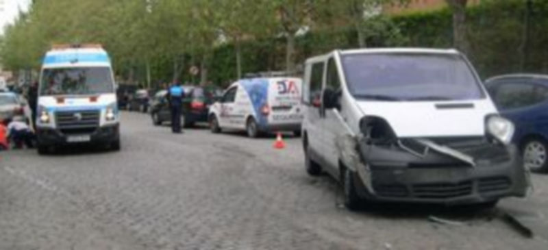El vehículo siniestrado colisionó contra una furgoneta que sufrió daños de consideración. / M.G.