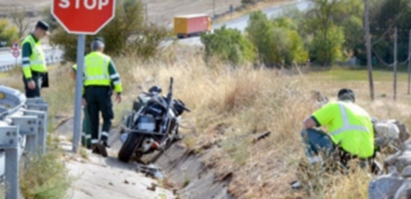 Los agentes custodian la motocicleta del compañero fallecido y recogen evidencias para investigar las causas. / Pedro L. Merino