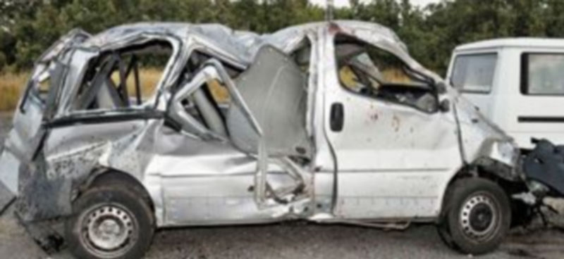 Estado en que quedó la furgoneta en la que viajaban los trabajadores portugueses tras el accidente. / Pedro Luis Merino