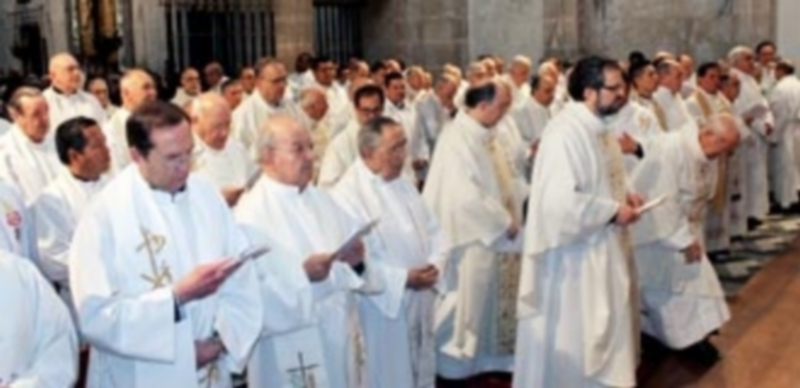 Los sacerdotes de la diócesis participaron en la Misa Crismal en la que renuevan sus promesas sacerdotales. / M.G.