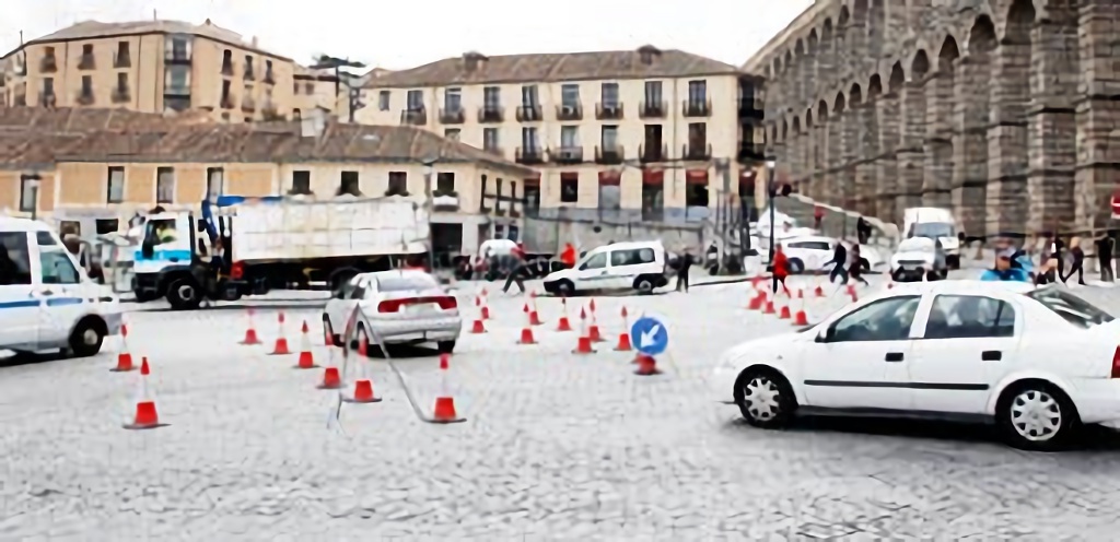 El pasado día 2 la Policía Local procedió a realizar el último test en la plaza de la Artillería para comprobar el comportamiento del tráfico. / NEREA LLORENTE