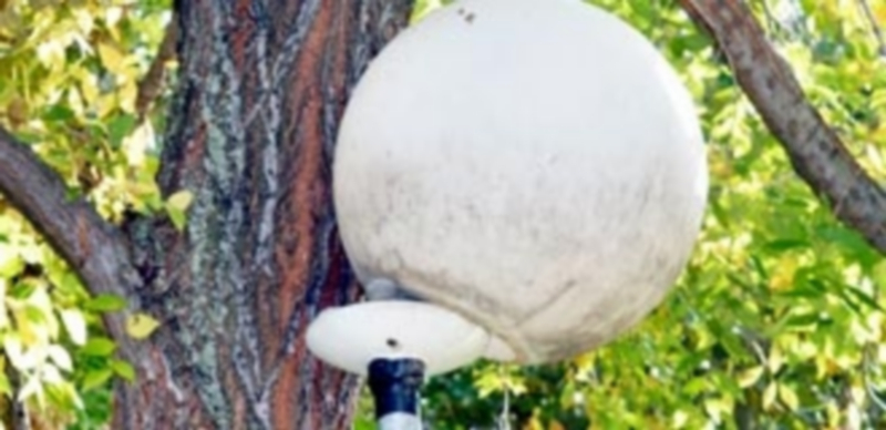 El nuevo alumbrado de Anselmo Carretero se instalará este mes 1 Estado de una de las farolas de esta zona hace menos de un año. / TAMARA DE SANTOS