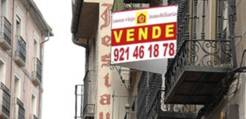 Los carteles de ‘Se Vende’ proliferan en los edificios de Segovia. / J. MARTÍN
