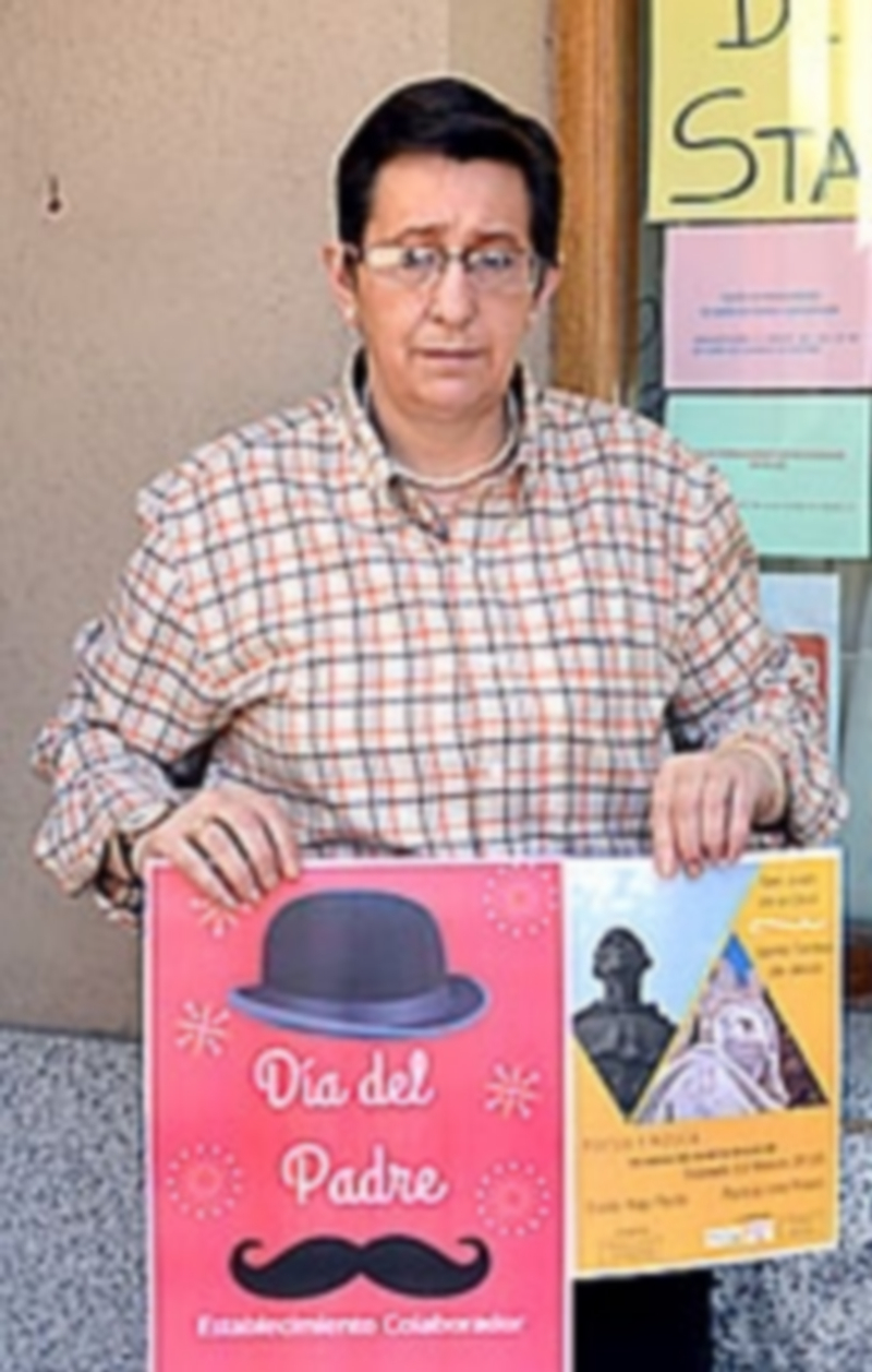 Santos muestra carteles de las actividades de la asociación. / T. DE SANTOS