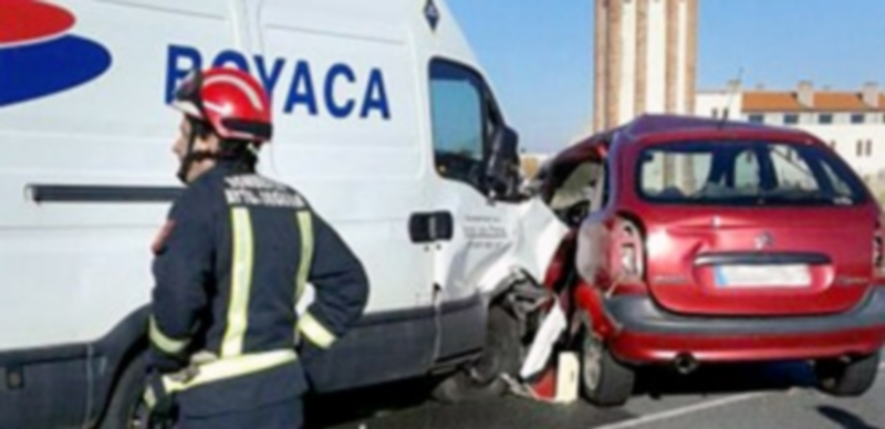 Los dos vehículos sufrieron daños de consideración debido al choque. / el adelantado