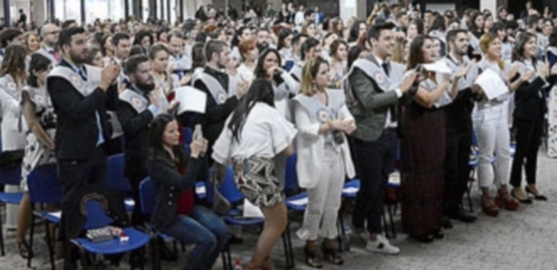 Durante la ceremonia se pudo ver en varias ocasiones al millar de personas presentes en pie
