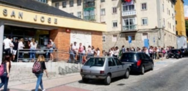 La fila de personas esperando subía por la calle Tomasa de la Iglesia y pasaba el cruce con la calle Atenas. /E.A.