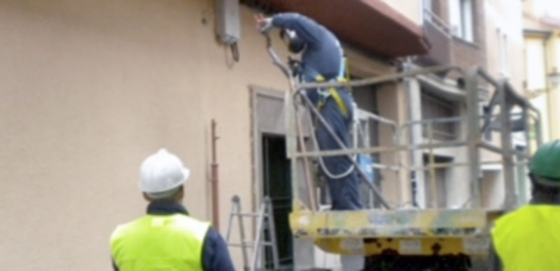 Foto facilitada por un vecino donde los operarios reparan la acometida dañada.