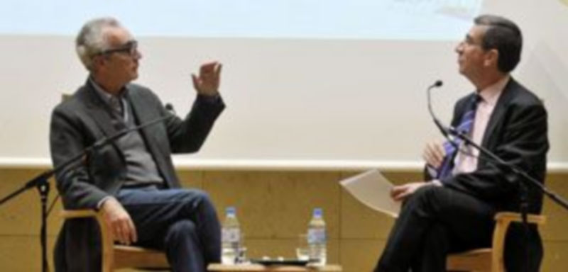 El escritor Juan José Millás en conversación con el periodista Antonio San José en la tarde de ayer./ Juan Martín