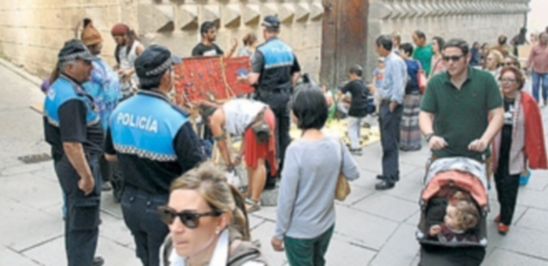 La Policía Local identifica a vendedores ambulantes el pasado mayo. / E. A.