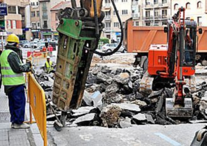 Trabajos de destrucción del pavimiento de la calzada que rodea la plaza de Somorrostro./KAMARERO