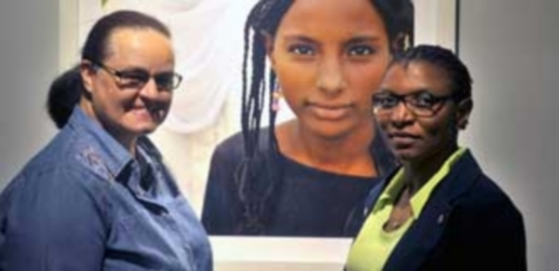 Jenni Williams (i.) y Magodonga Mahlangu charlarán hoy con Mara Torres./ K.