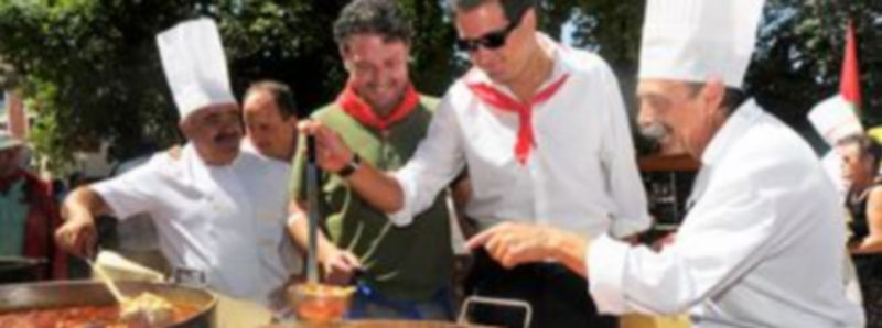 López reclama una ‘oportunidad’ para el cambio político en Castilla y León 1 Oscar López prueba los judiones de una de las marmitas instaladas en la Pradera del Hospital. / Kamarero