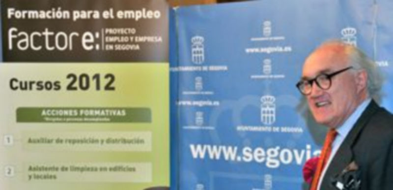 Javier Giráldez presentó ayer el programa en la Sala de la Biblioteca del Ayuntamiento. / Kamarero