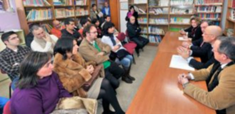 Los padres escuchan las explicaciones ofrecidas por los representantes de la Junta de Castilla y León. / Kamarero