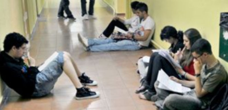 Imagen de archivo de estudiantes repasando apuntes antes de hacer un examen de la selectividad. /Kamarero