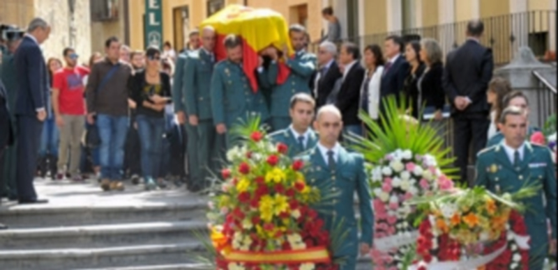 Segovia rinde homenaje al guardia civil fallecido en El Espinar en su funeral 1 La comandancia de Segovia de la Guardia Civil vivió ayer una de sus jornadas más tristes en el funeral por el agente fallecido en accidente de tráfico. / FOTOS: KAMARERO
