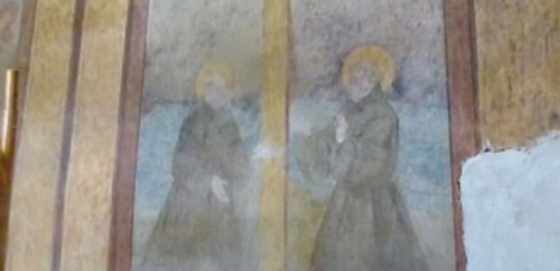 Pintura mural con dos frailes junto a la cruz. / GRAZIANO PANZIERI