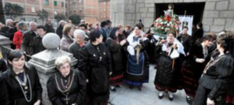 La imagen de Santa Águeda fue sacada en andas por las alcaldesas ayer al mediodía. / Kamarero