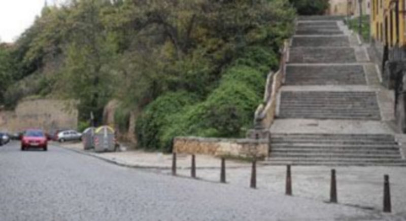 Imagen del talud del Paseo del Salón desde la calle de San Millán./KAMARERO