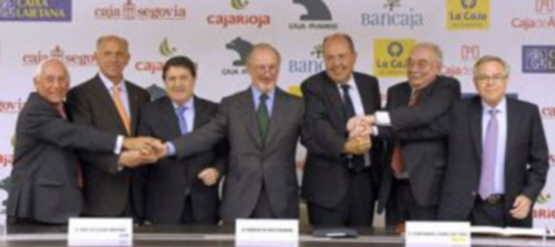 Imagen de archivo en la que los presidentes de las siete cajas de ahorro firmaron el acuerdo para crear en nuevo SIP. / El Adelantado