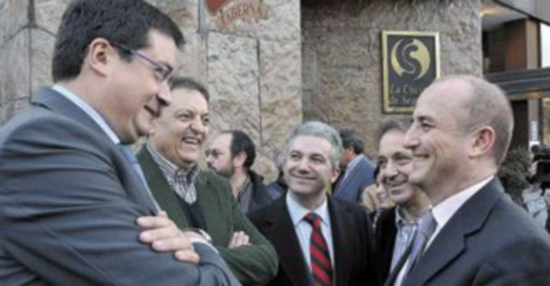 Oscar López conversa con Sebastián en presencia de Carlos Tejedor