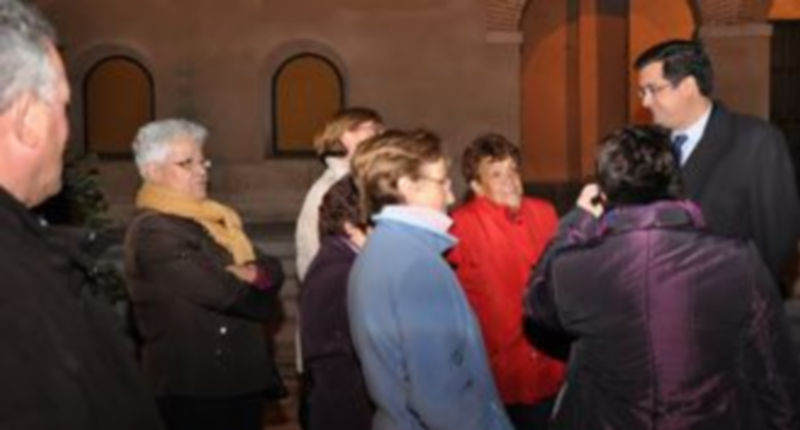 López conversa con unas vecinas de Santiuste de San Juan Bautista en su visita a esta localidad. / El Adelantado.