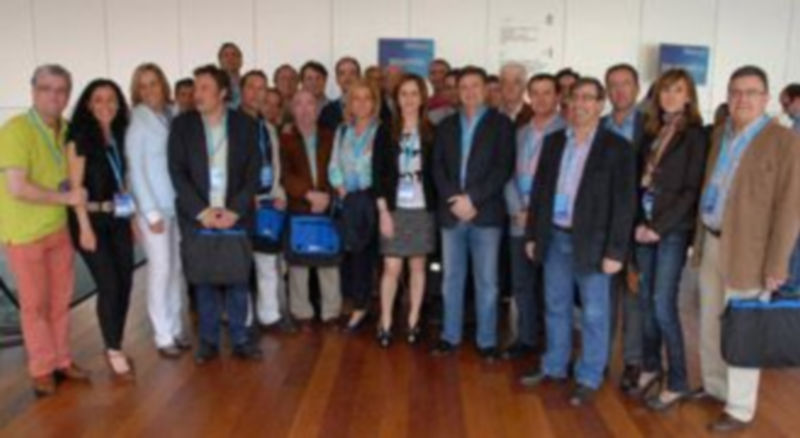 Una representación de los compromisarios segovianos posan junto al presidente del PP de Segovia