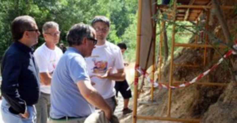 El delegado territorial escucha las explicaciones de uno de los arqueólogos en el lugar de la prospección. / El Adelantado