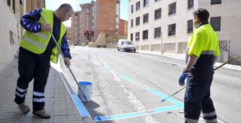 Un operario de Setex pinta de azul los estacionamientos en la calle Larga. /A.B.