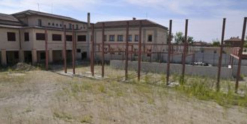 Imagen que ofrece el patio del colegio El Peñascal desde que se paralizara la obra del pabellón deportivo. / Alberto Benavente