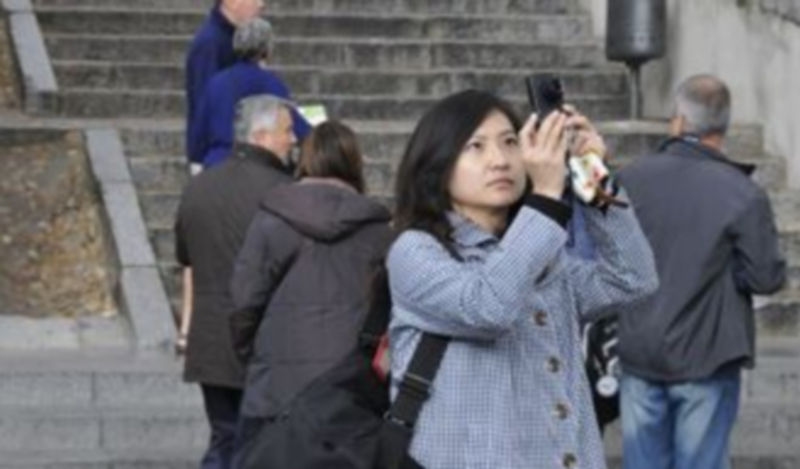 Una turista oriental toma una foto al Acueducto. Un 8% de visitantes proceden del extranjero. / Juan Martín