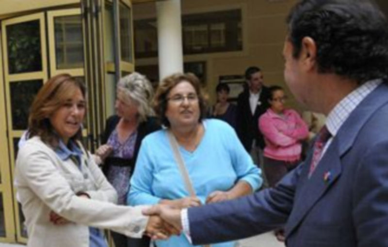 Escudero y Arahuetes se saludan durante un actividad municipal con varias asociaciones el pasado septiembre. / Juan Martín