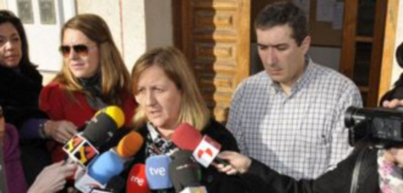 La subdelegada del Gobierno y el alcalde de Torrecaballeros atienden a los medios de comunicación. / Juan Martín