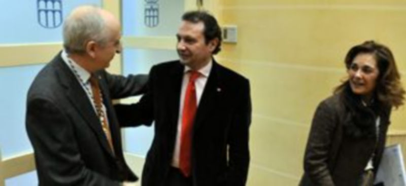 García Velázquez saluda al alcalde en presencia de la portavoz popular Beatriz Escudero instantes antes del pleno./ J.Martín