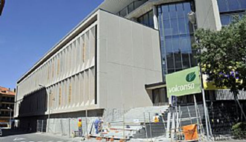 En estos momentos los operarios de la UTE están realizando tareas de limpieza en el nuevo inmueble y en su entorno así como de retirada material./ Juan Martín