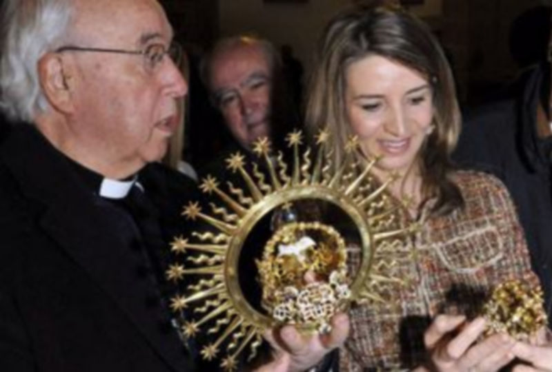 El obispo Angel Rubio y la consejera de Cultura Alicia García observan las joyas ya restauradas el pasado 1 de marzo. / J.M.