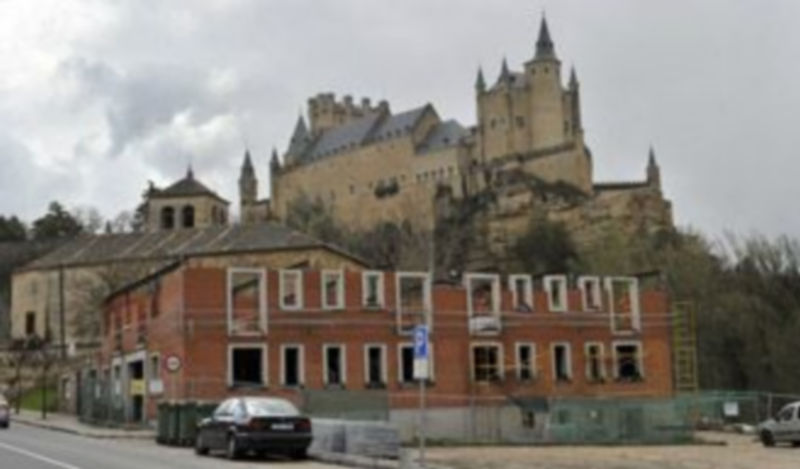 Varios colectivos han denunciado que el edificio afecta a las vistas sobre el Alcázar y otros monumentos. / Juan Martín