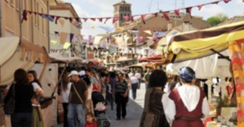 Imagen de archivo correspondiente a la edición del Mercado del Arrabal de San Lorenzo el año pasado. / Juan Martín.