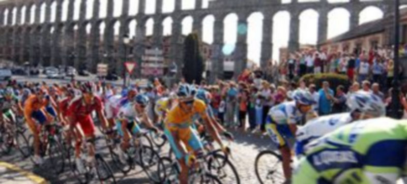Imagen de archivo de una edición anterior del paso de la Vuelta Ciclista junto al Acueducto. / El Adelantado