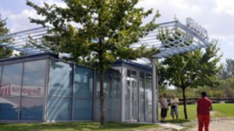 La caseta se construyó en 2001 con acero