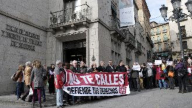 Los trabajadores mostraron pancartas en la sede central de Caja Segovia durante la concentración. / Juan Martín