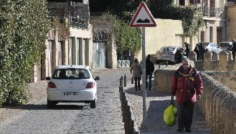 El PP denuncia que el emborrillado de la calle San Vicente está “muy deteriorado”. / Juan Martín