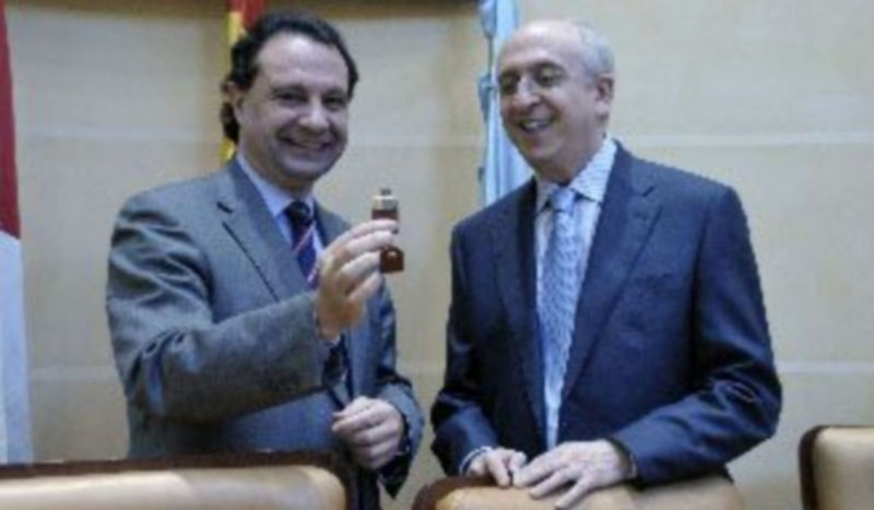 El alcalde Pedro Arahuetes muestra la memoria USB con el informe del Defensor del Ciudadano que le entregó José García Velázquez antes de comenzar el pleno./ J. Martín