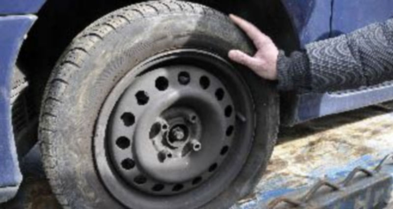 Una de las ruedas pinchadas durante una acción vandálica en el paseo del Obispo de la capital Segoviana. / Juan Martín
