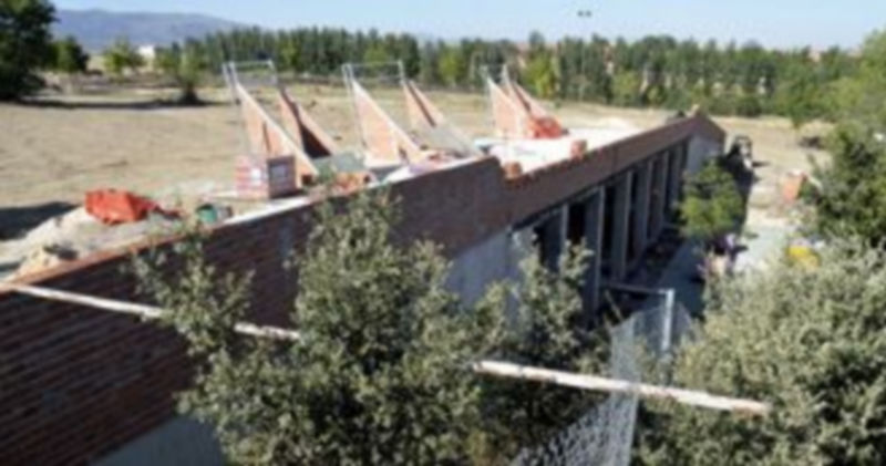 Imagen de las obras que se están ejecutando en un centro educativo del barrio de Nueva Segovia. / Juan Martín